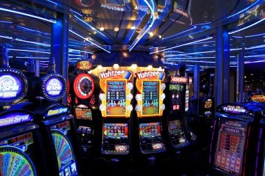 Live Blackjack table dealer dealing cards to players at dek4d